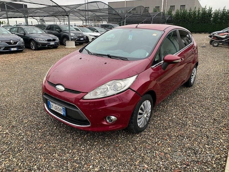 Bordeaux Usata 2010 Ford Fiesta Titanium Tre volumi | 2900 € (Ottimo prezzo) - Immagine 1/4