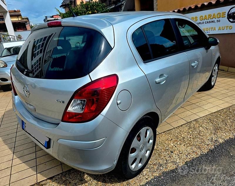 Usata Opel Corsa Cosmo 95 CV (69 kW) 2010 Grigio Utilitaria