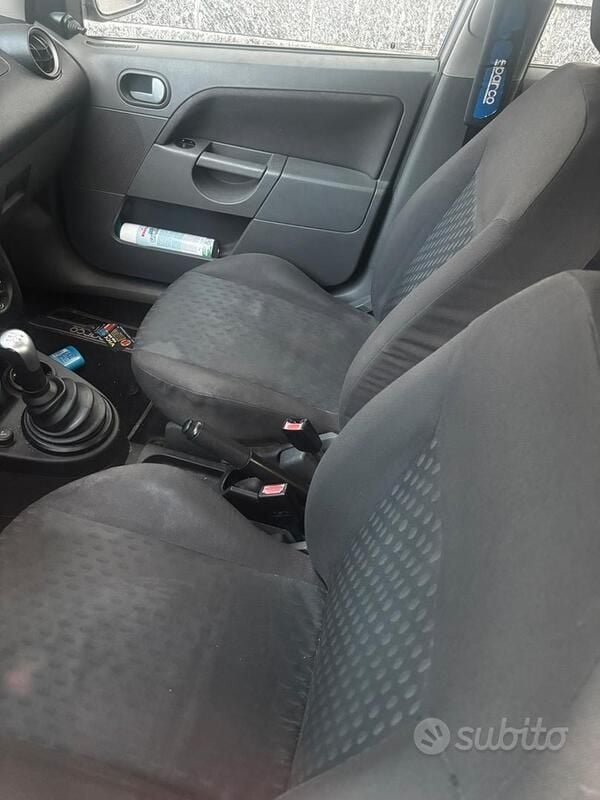 Usata Ford Fiesta 75 CV (55 kW) 2005 Grigio Utilitaria