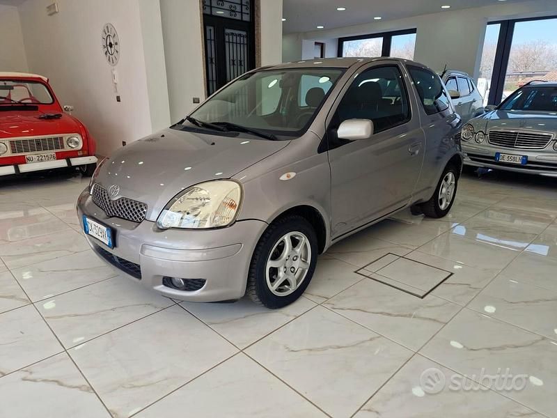 Usata Toyota Yaris Sol 65 CV (47 kW) 2004 Grigio Berlina