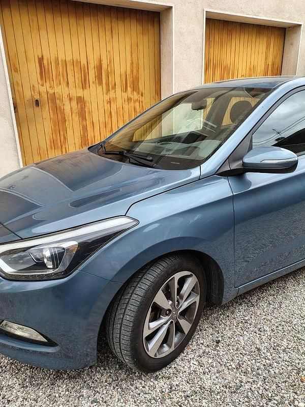 Usata Hyundai i20 Comfort 75 CV (55 kW) 2015 Blu Berlina