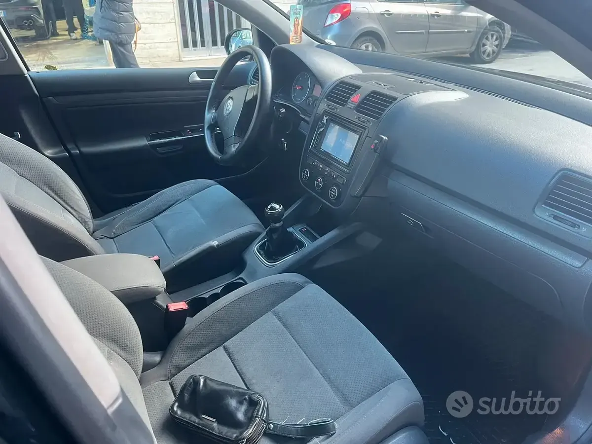 Usata VW Golf V 105 CV (77 kW) 2005 Nero Utilitaria