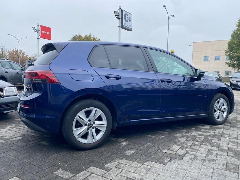 Usata VW Golf VIII Life 110 CV (80 kW) 2022 Blu Berlina