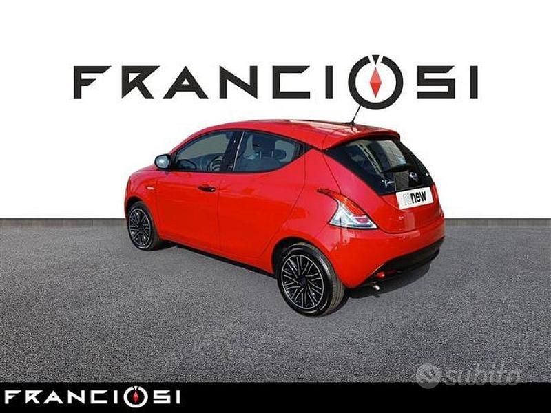 Usata Lancia Ypsilon Silver 70 CV (51 kW) 2020 Rosso Utilitaria