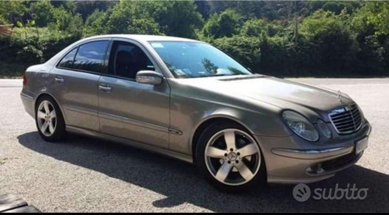 Usata Mercedes E270 177 CV (130 kW) 2005 Grigio Berlina