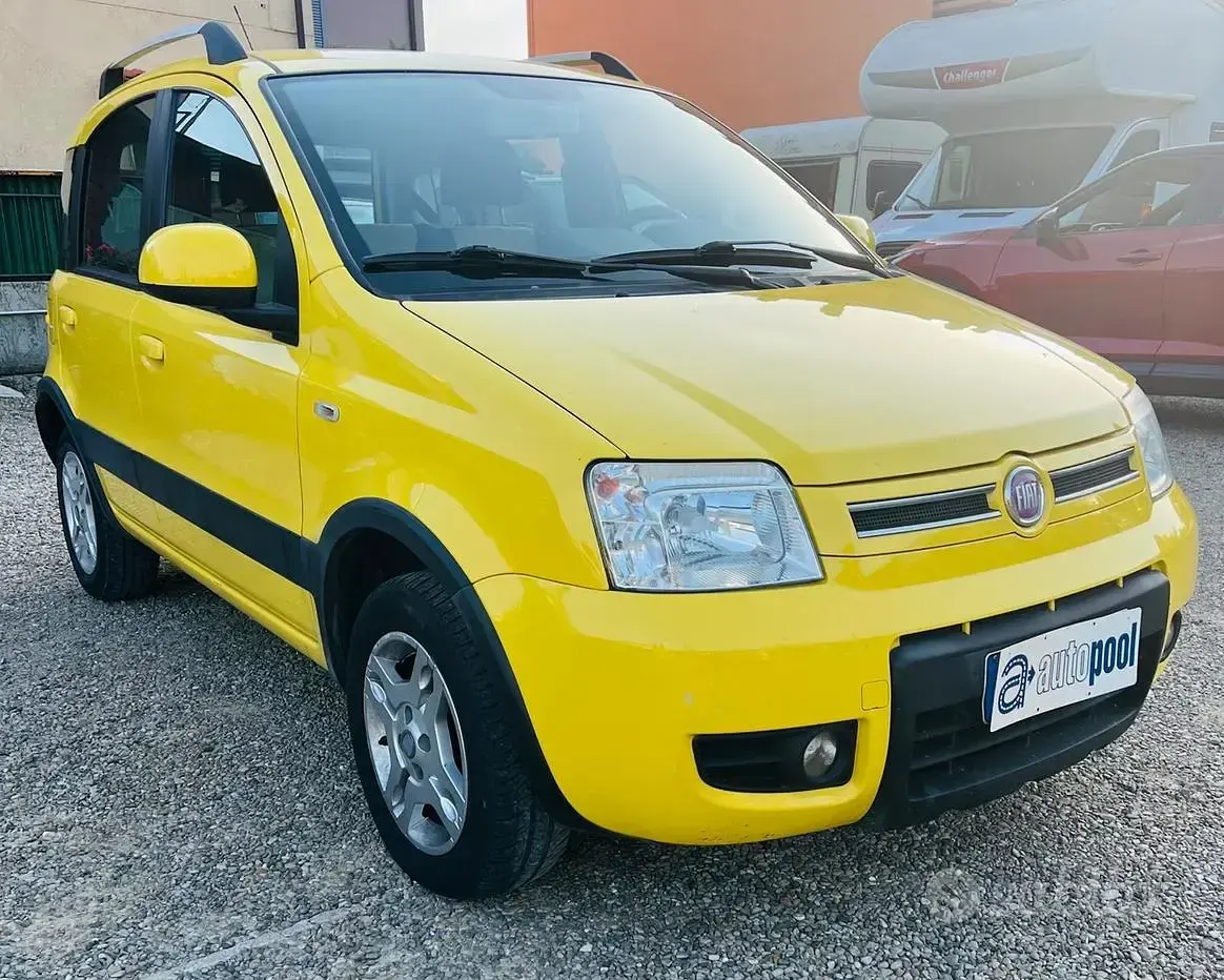 Usata Fiat Panda Climbing 60 CV (44 kW) 2010 Giallo Utilitaria