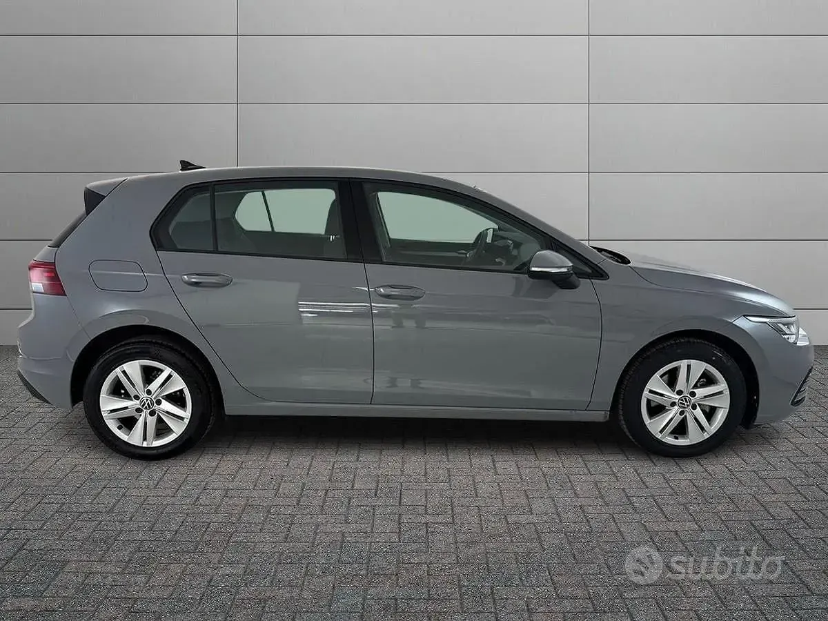 Usata VW Golf VIII Life 116 CV (85 kW) 2023 Grigio Berlina