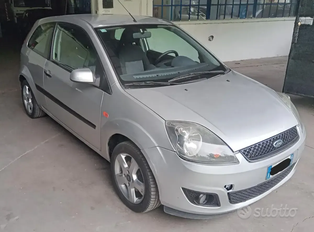 Usata Ford Fiesta 75 CV (55 kW) 2006 Grigio Utilitaria