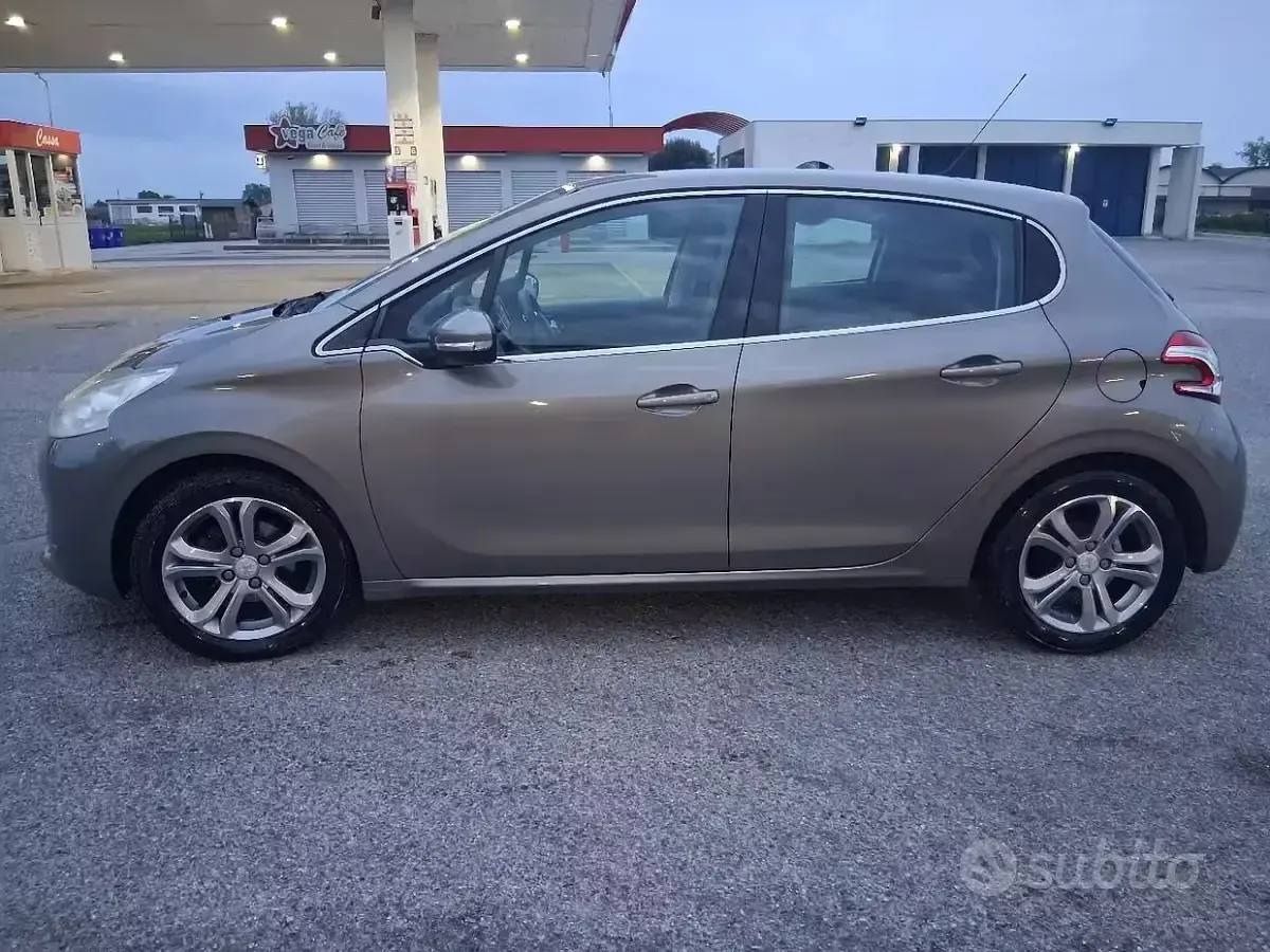 Usata Peugeot 208 Allure 82 CV (60 kW) 2012 Marrone Utilitaria