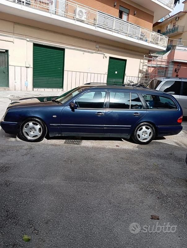 Usata Mercedes E250 150 CV (110 kW) 1998 Blu Station wagon