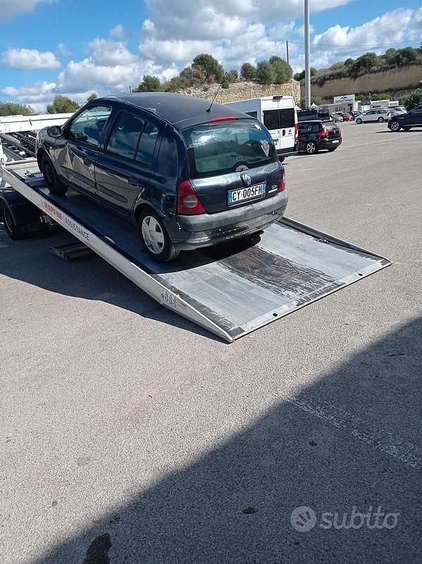 Verde Usata 2005 Renault Clio II Utilitaria | 500 € (Super prezzo) - Immagine 1/4