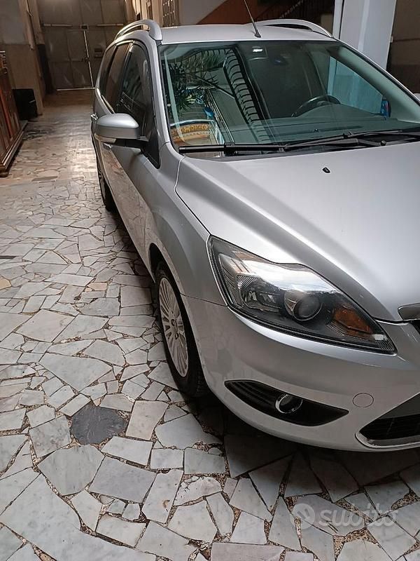 Usata Ford Focus 110 CV (80 kW) 2010 Grigio Station wagon