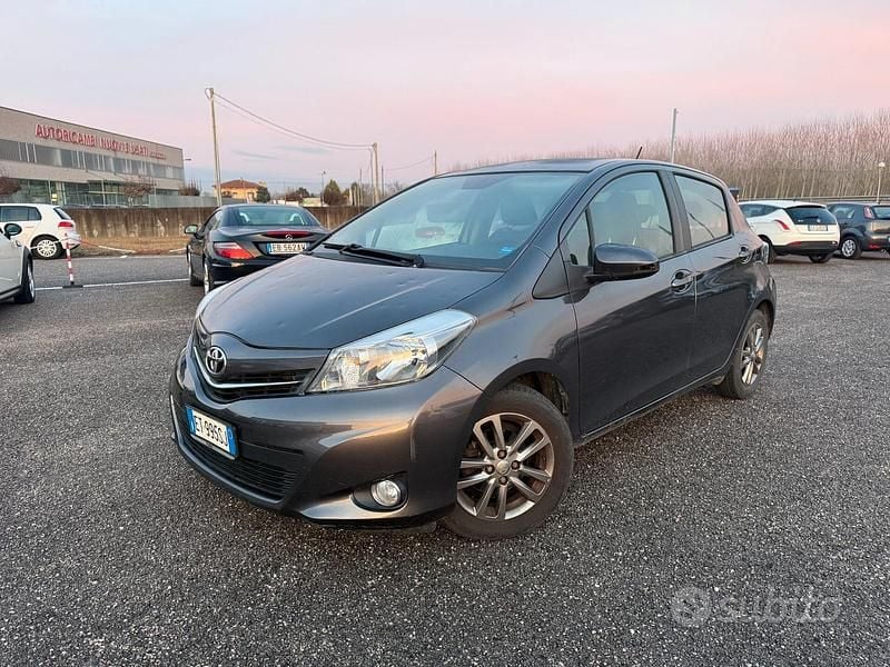 Usata Toyota Yaris Lounge 69 CV (50 kW) 2014 Grigio Berlina