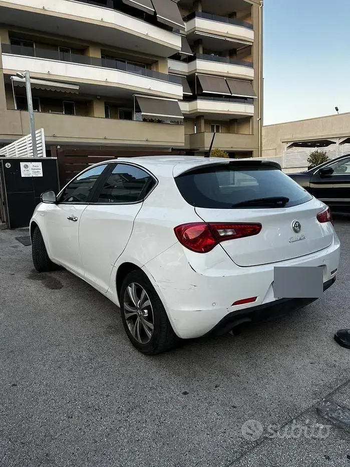 Usata Alfa Romeo Giulietta Distinctive 120 CV (88 kW) 2012 Bianco Utilitaria
