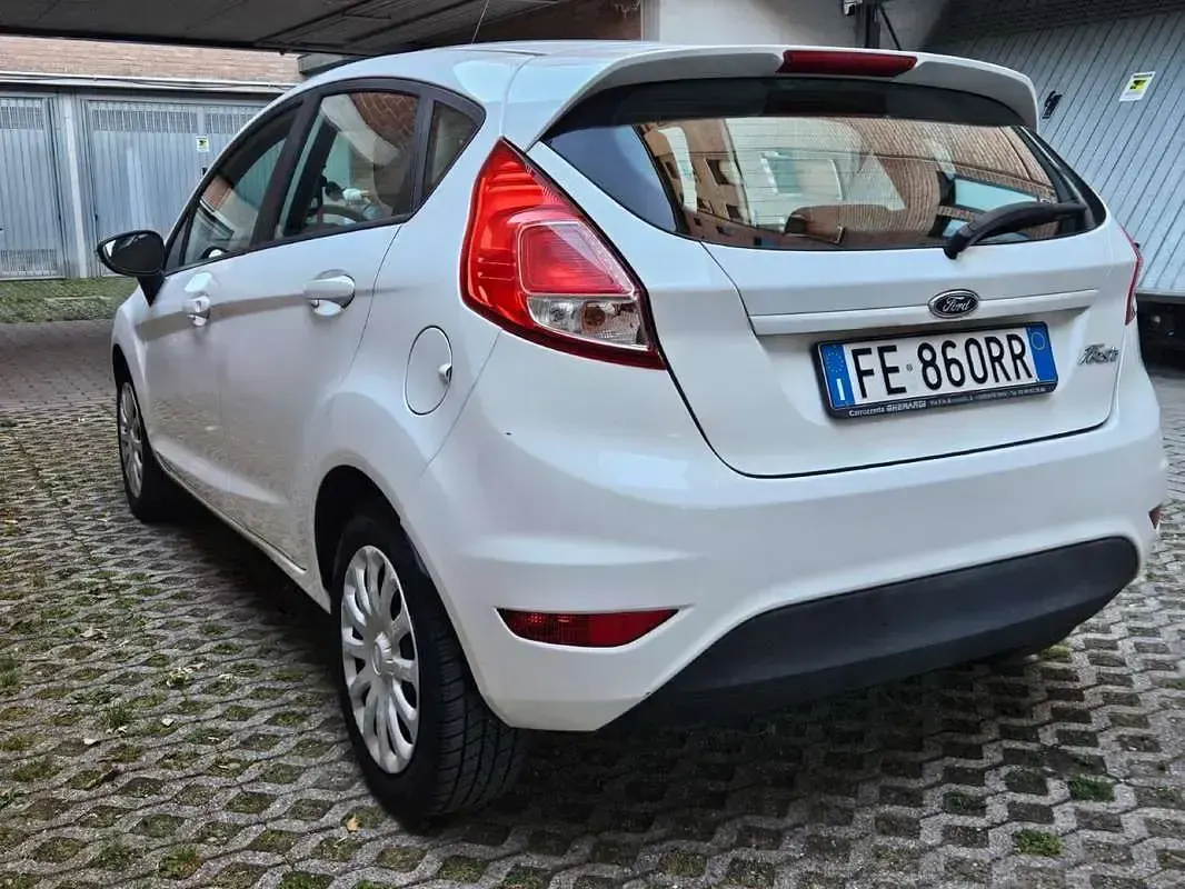 Usata Ford Fiesta 101 CV (74 kW) 2016 Bianco Utilitaria
