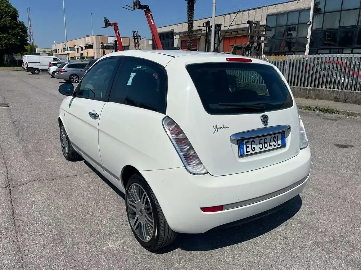 Usata Lancia Ypsilon Platinum 75 CV (55 kW) 2011 Bianco Utilitaria