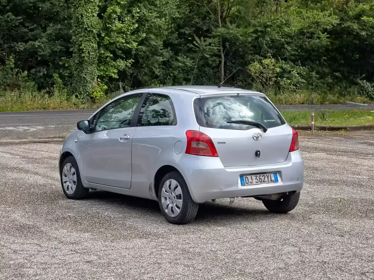 Usata Toyota Yaris Sol 69 CV (50 kW) 2007 Grigio Utilitaria