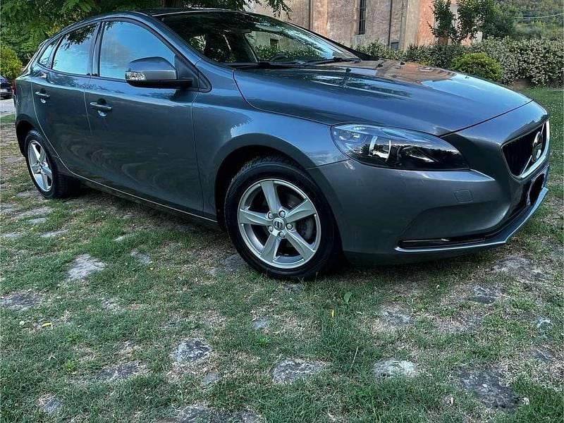 Usata Volvo V40 Inscription 120 CV (88 kW) 2017 Argento Berlina