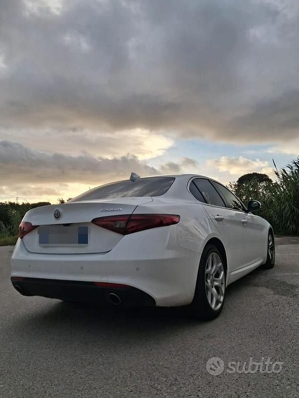 Usata Alfa Romeo Giulia 180 CV (132 kW) 2018 Bianco Berlina