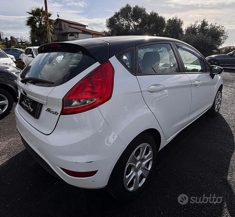 Usata Ford Fiesta Titanium 95 CV (69 kW) 2010 Bianco Berlina