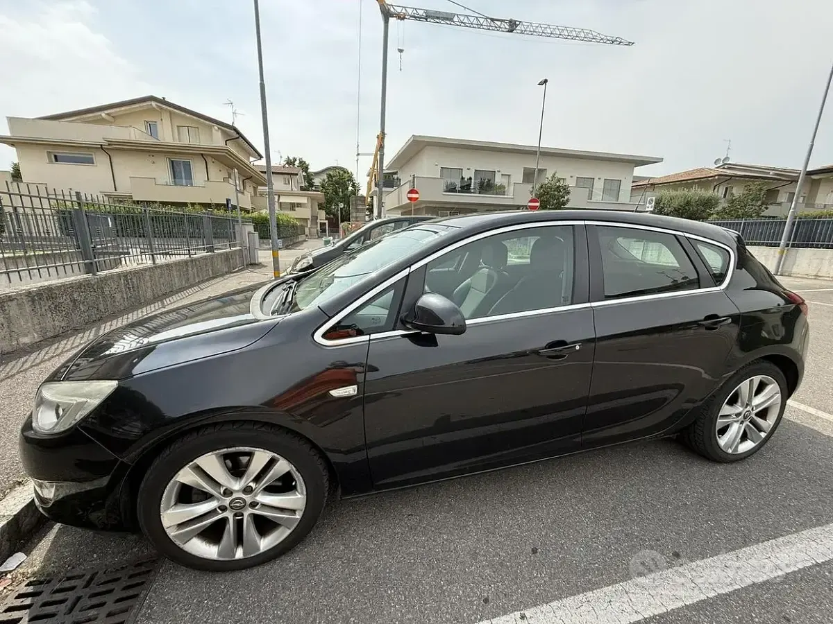 Usata Opel Astra 60 CV (44 kW) 2011 Nero Berlina