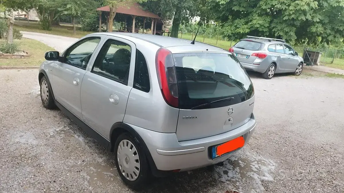 Usata Opel Corsa 69 CV (50 kW) 2005 Utilitaria