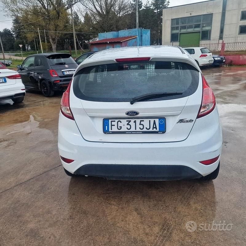 Usata Ford Fiesta 75 CV (55 kW) 2016 Bianco Furgone