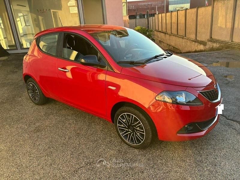 Usata Lancia Ypsilon Gold 69 CV (50 kW) 2022 Rosso Utilitaria