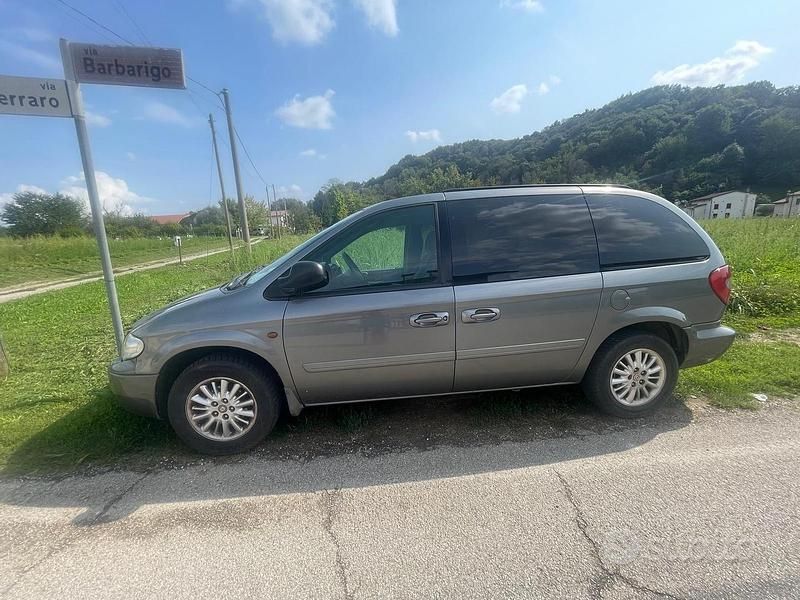 Usata Chrysler Voyager 150 CV (110 kW) 2006 Grigio Monovolume