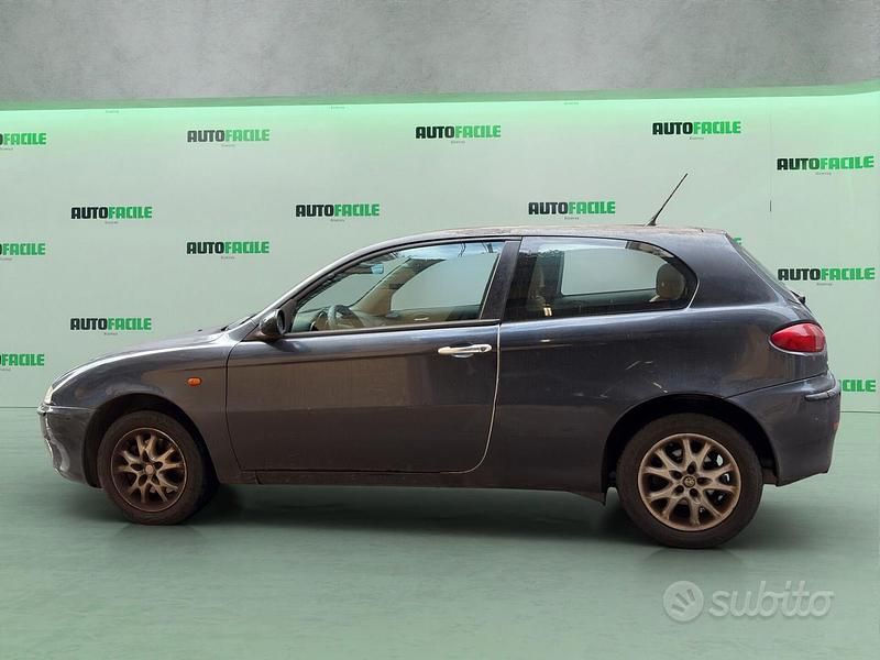 Usata Alfa Romeo 147 120 CV (88 kW) 2002 Grigio Utilitaria