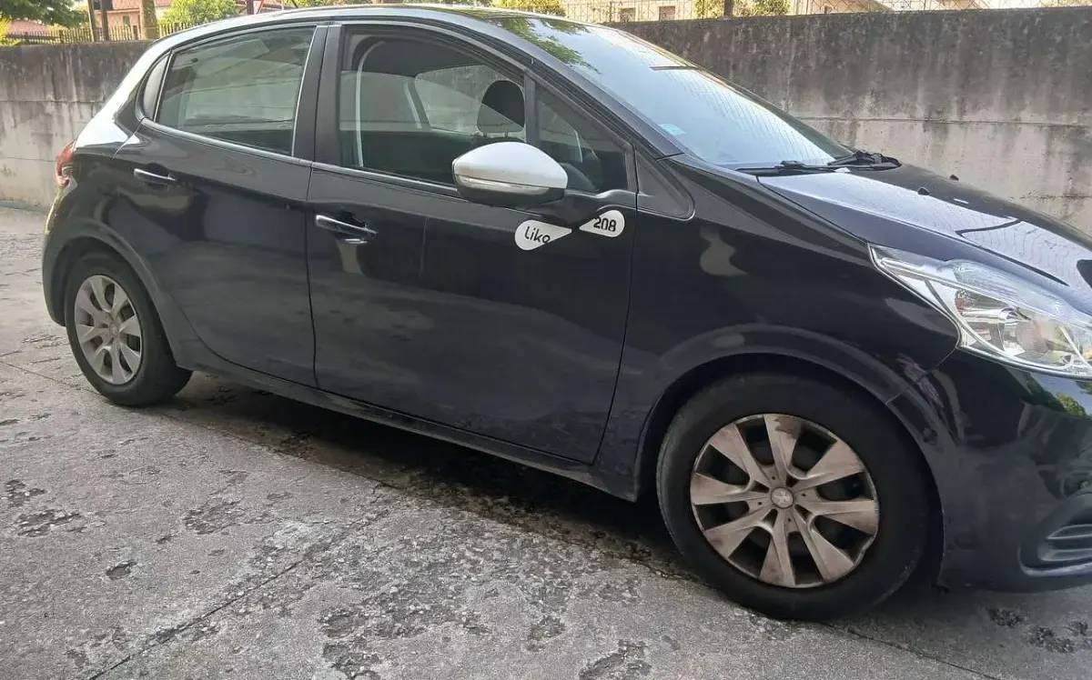 Usata Peugeot 208 Access 68 CV (50 kW) 2018 Nero Utilitaria