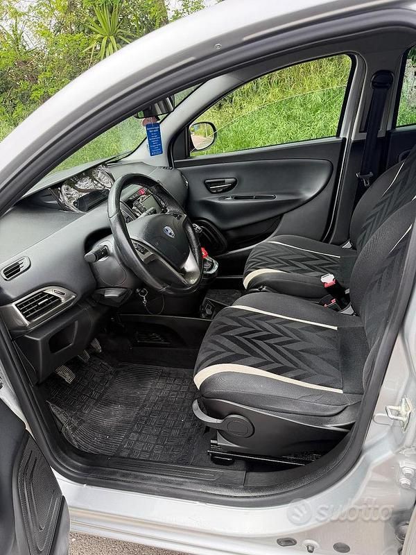 Usata Lancia Ypsilon 95 CV (69 kW) 2017 Grigio Utilitaria