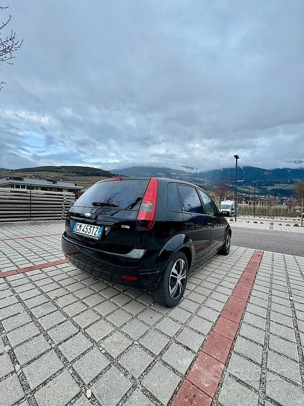 Usata Ford Fiesta 2004 Nero Utilitaria