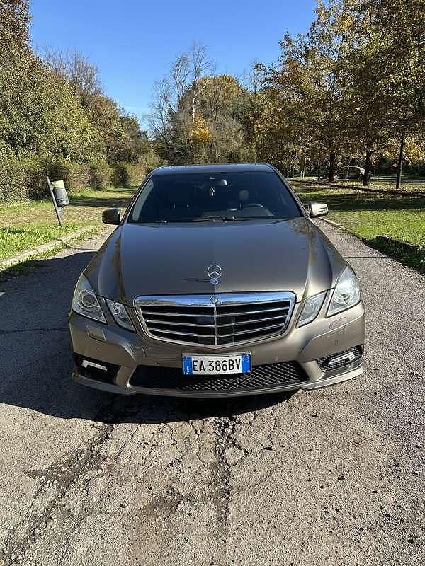 Marrone Usata 2010 Mercedes E350 AMG Tre volumi | 10.500 € (Buon prezzo) - Immagine 1/4