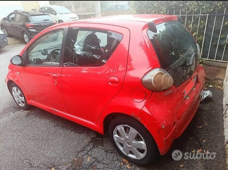Usata Toyota Aygo Connect Style 68 CV (50 kW) 2011 Rosso Utilitaria