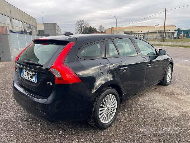 Usata Volvo V60 R-Design Momentum 115 CV (84 kW) 2016 Nero Station wagon