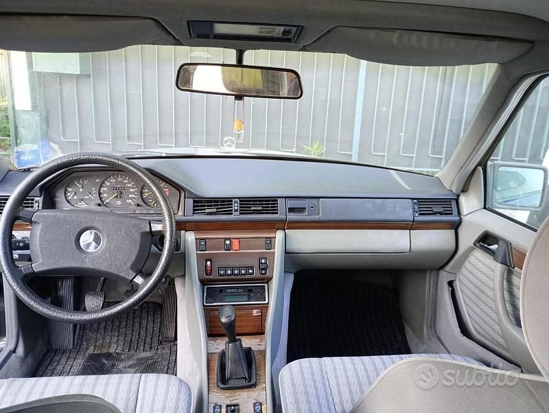 Usata Mercedes E200 1989 Nero Berlina