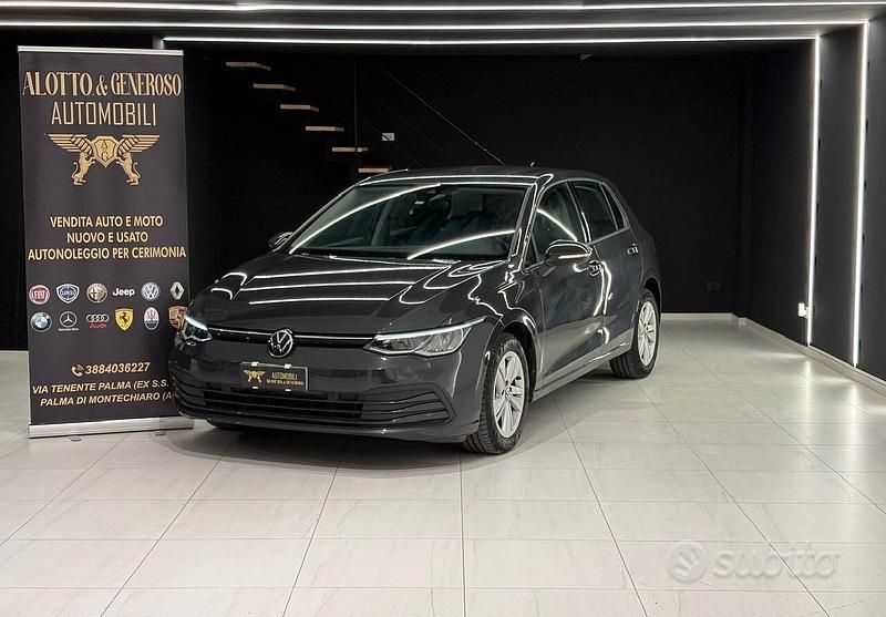 Usata VW Golf VIII Life 116 CV (85 kW) 2022 Grigio Berlina