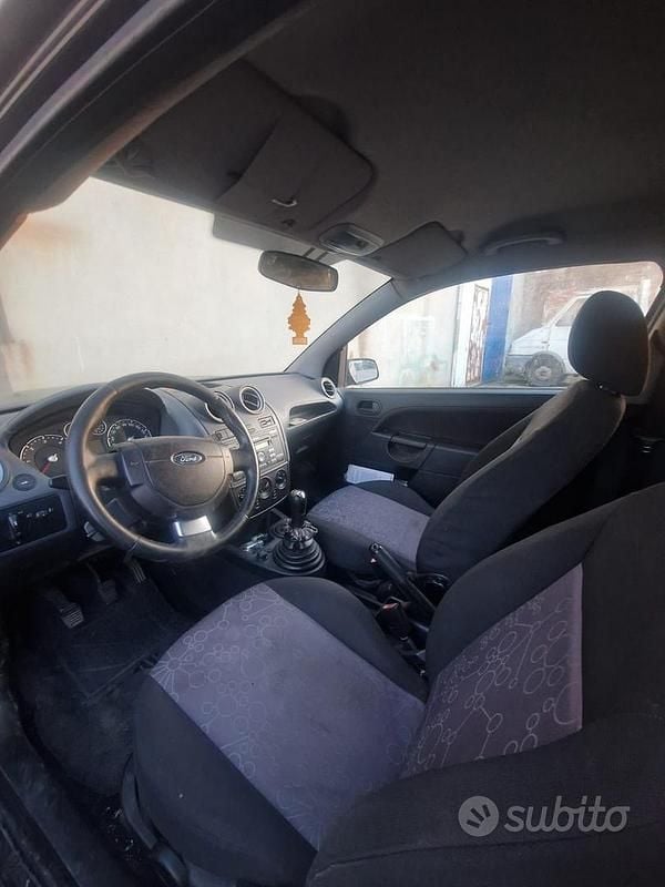 Usata Ford Fiesta 73 CV (53 kW) 2008 Nero Berlina
