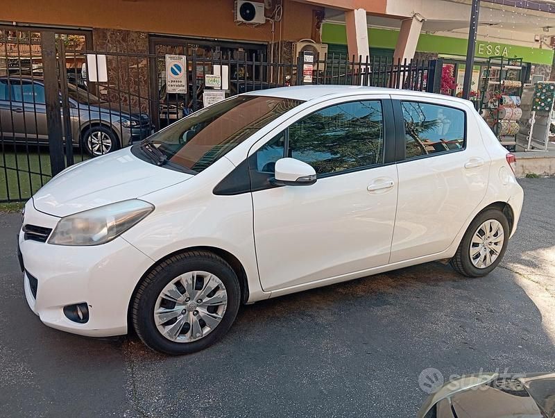 Usata Toyota Yaris Lounge 69 CV (50 kW) 2013 Bianco Utilitaria