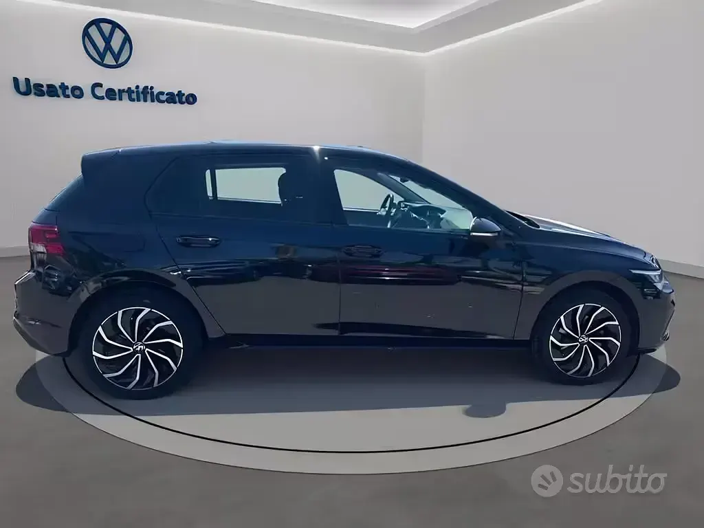 Usata VW Golf VIII Life 110 CV (80 kW) 2023 Nero perla Berlina