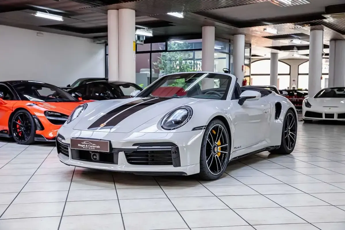 Usata Porsche 992 650 CV (478 kW) 2022 Gesso Cabrio