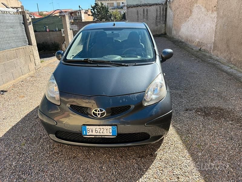 Usata Toyota Aygo 68 CV (50 kW) 2006 Grigio Utilitaria