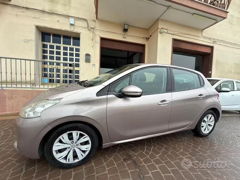 Usata Peugeot 208 Active 68 CV (50 kW) 2013 Marrone Utilitaria