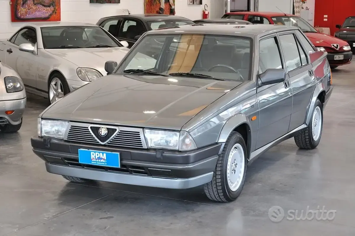 Usata Alfa Romeo 75 148 CV (108 kW) 1987 Grigio Berlina