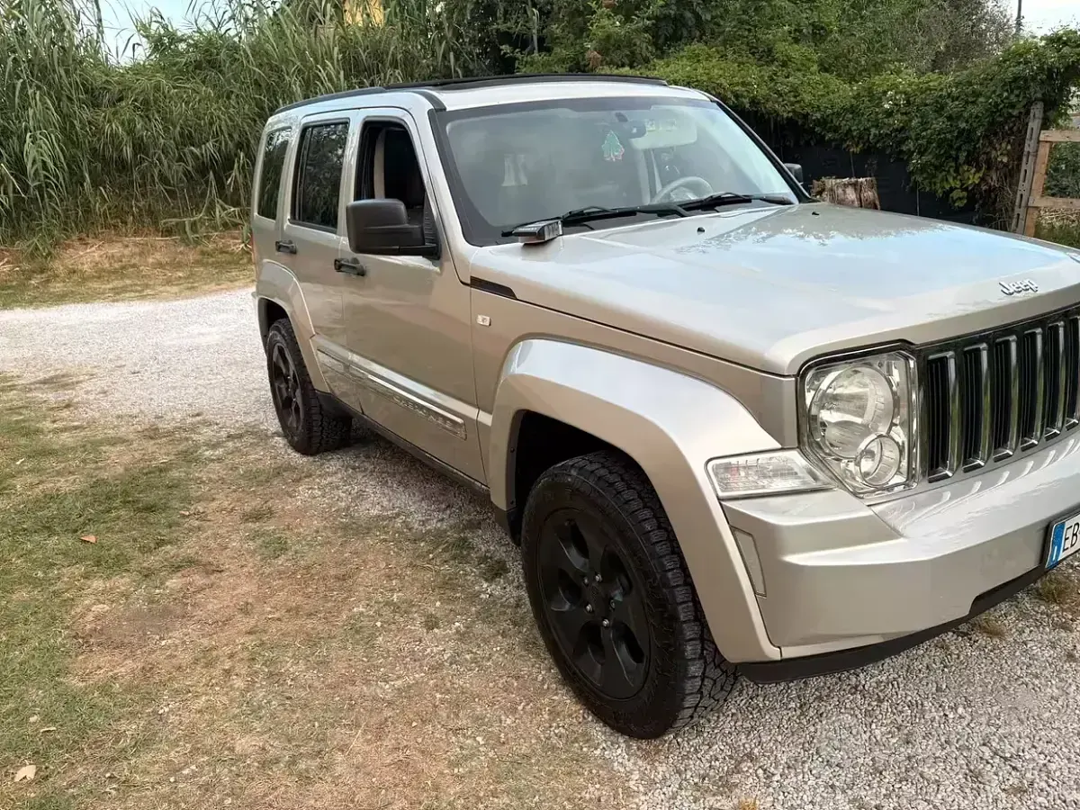 Usata Jeep Cherokee 200 CV (147 kW) 2010 Grigio SUV