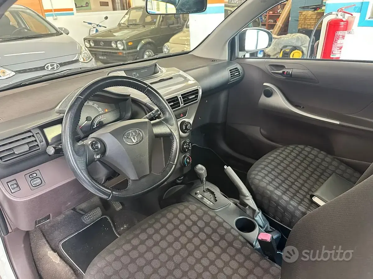 Usata Toyota iQ 68 CV (50 kW) 2009 Bianco Utilitaria