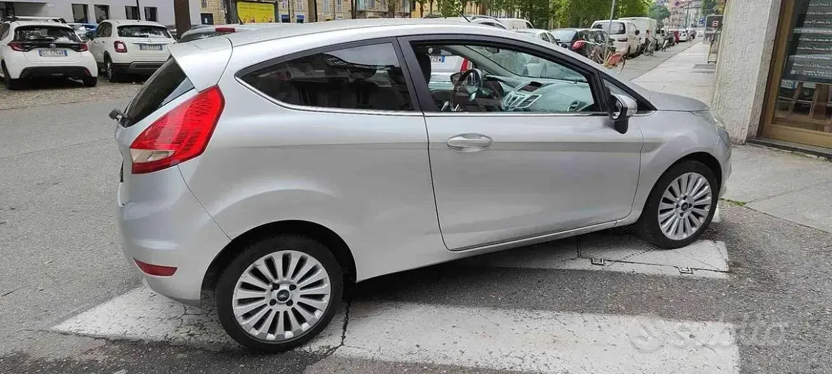 Usata Ford Fiesta 60 CV (44 kW) 2010 Grigio metallizzato Utilitaria
