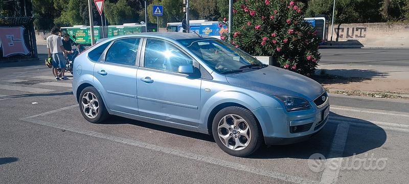 Blu Usata 2007 Ford Focus Tre volumi | 2500 € (Buon prezzo) - Immagine 1/2