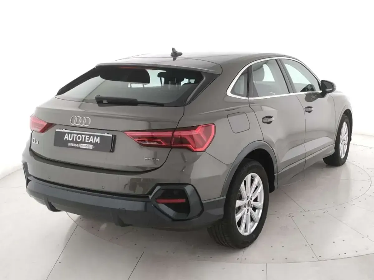 Usata Audi Q3 Sportback Business Plus 150 CV (110 kW) 2023 Grigio chronos SUV